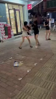 #精神小妹 #女人打架 #美女 身材不错 送到我房来