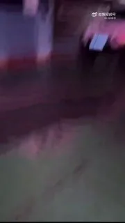 穿着拖鞋开汽车，堵住出口让大家全部绕行！好奇她也拍摄……她准备写什么小作文呢？