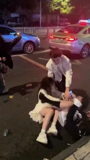 三女抢一男，街头直接开撕！ 集美们互殴到地上打滚，男主一脸懵站中间劝架…… 白裙子那位直接被按地上，旁边还有人举着手机全程录，这场面比狗血电视剧还刺激