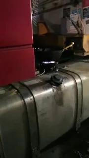 广东东莞，油箱上做饭第一次，这个师傅厉害啊，刀尖上跳舞