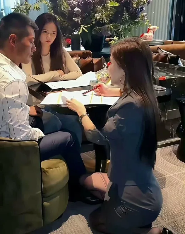 不怪他老婆这个眼神，换谁还不是一样