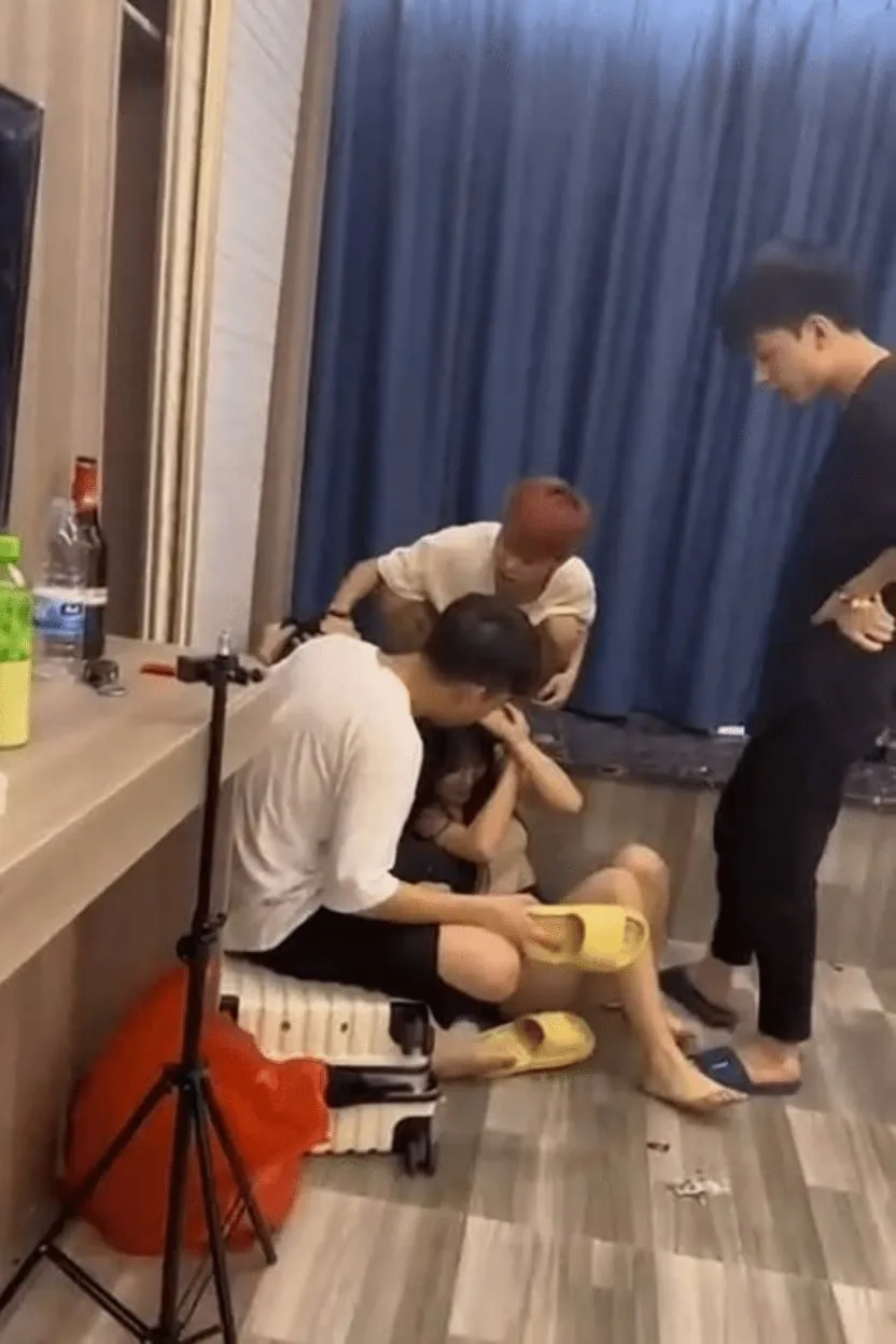 #抖音博主 #被当场抓奸 #曝光 网传抖音博主“细细粒”被当场抓奸过程曝光，被精神小伙拉着头发猛打！ 图片 3