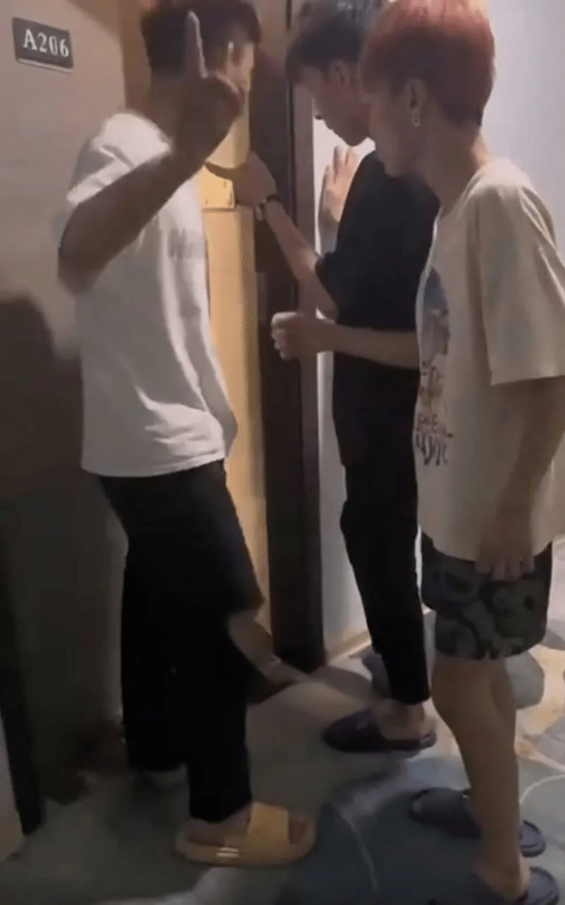 #抖音博主 #被当场抓奸 #曝光 网传抖音博主“细细粒”被当场抓奸过程曝光，被精神小伙拉着头发猛打！ 图片 5