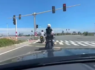 摸个屁股 兜兜风