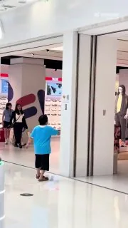 据说熊孩子按了一路，很多工作人员和顾客被关里面了