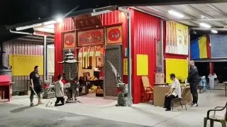 黄金棍下出好人！中国福建省，孩子犯错，长辈让其跪在祠堂进行教育。期待其知错能改，成长为有担当有作为的顶梁柱。