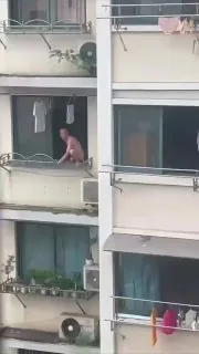 #老挝万象市一男子精神错乱光身导管