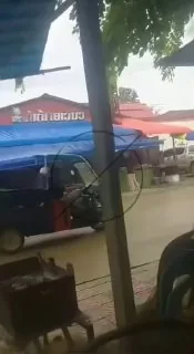 #老挝金三角特外新村市场对面有警察在查